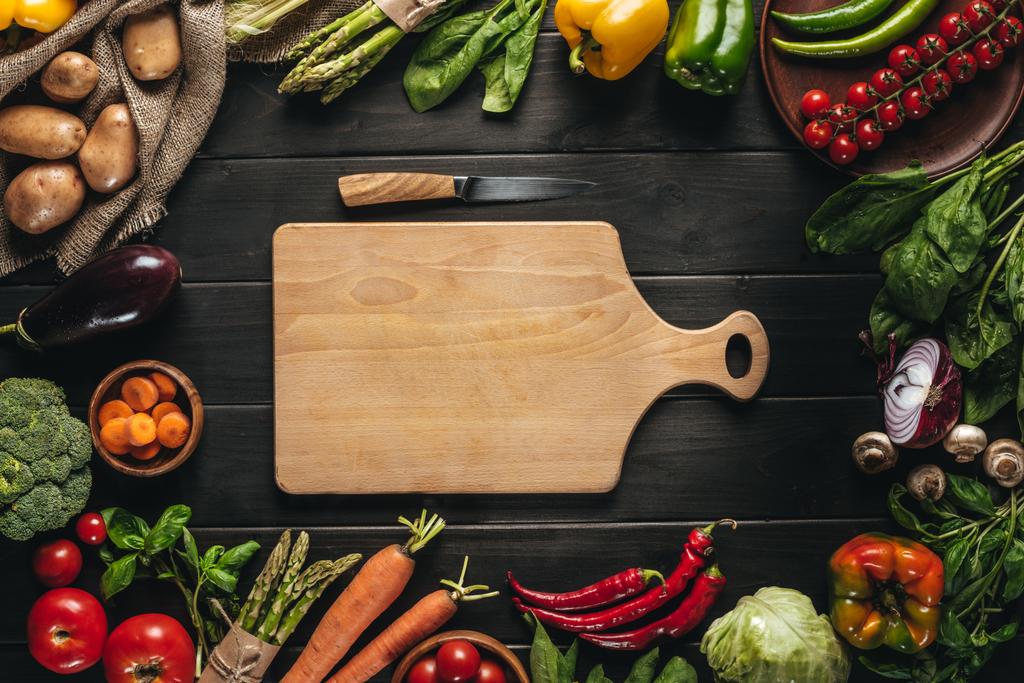 Tabla de cortar y verduras frescas - Foto, Imagen