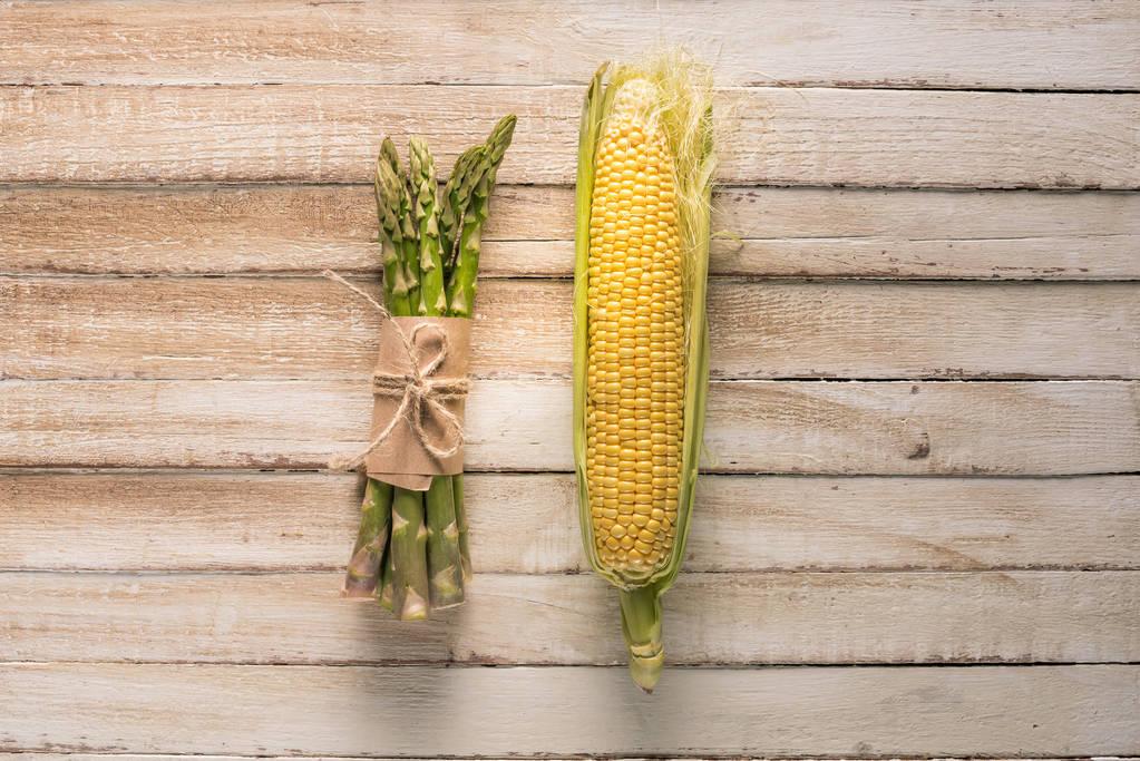 espárragos y mazorca de maíz
  - Foto, Imagen