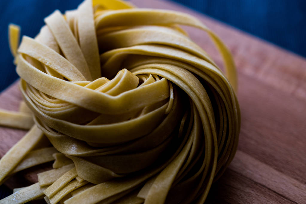 Сырая тальятелле / Неприготовленная паста или спагетти
 - Фото, изображение