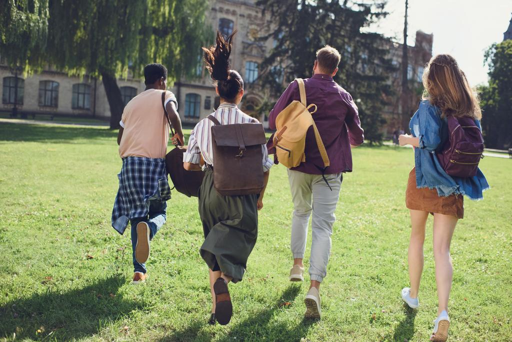 estudiantes corriendo a la universidad
 - Foto, imagen