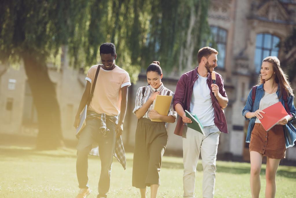 Multikulturelle Studenten spazieren im Park  - Foto, Bild