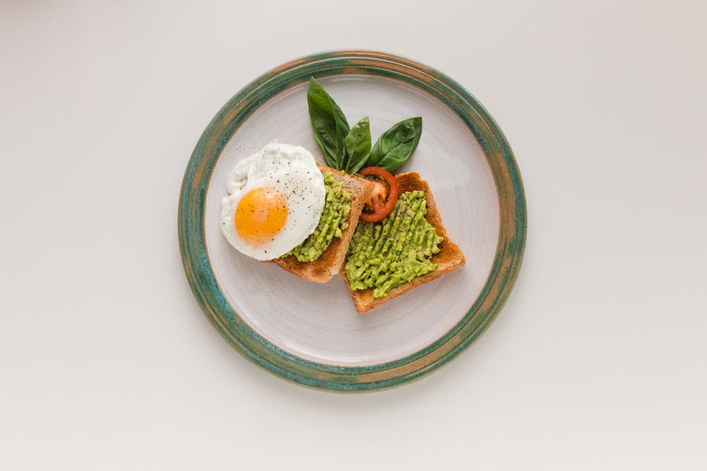 смажене яйце та авокадо на тостах
 - Фото, зображення