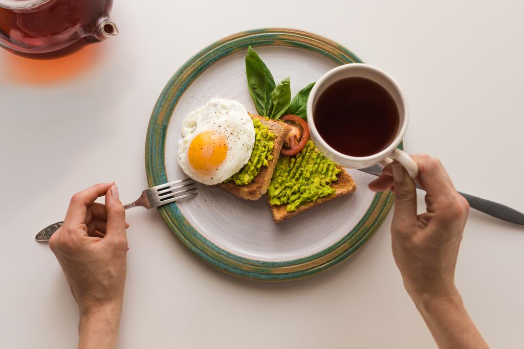 Café da manhã com chá e torradas
 - Foto, Imagem