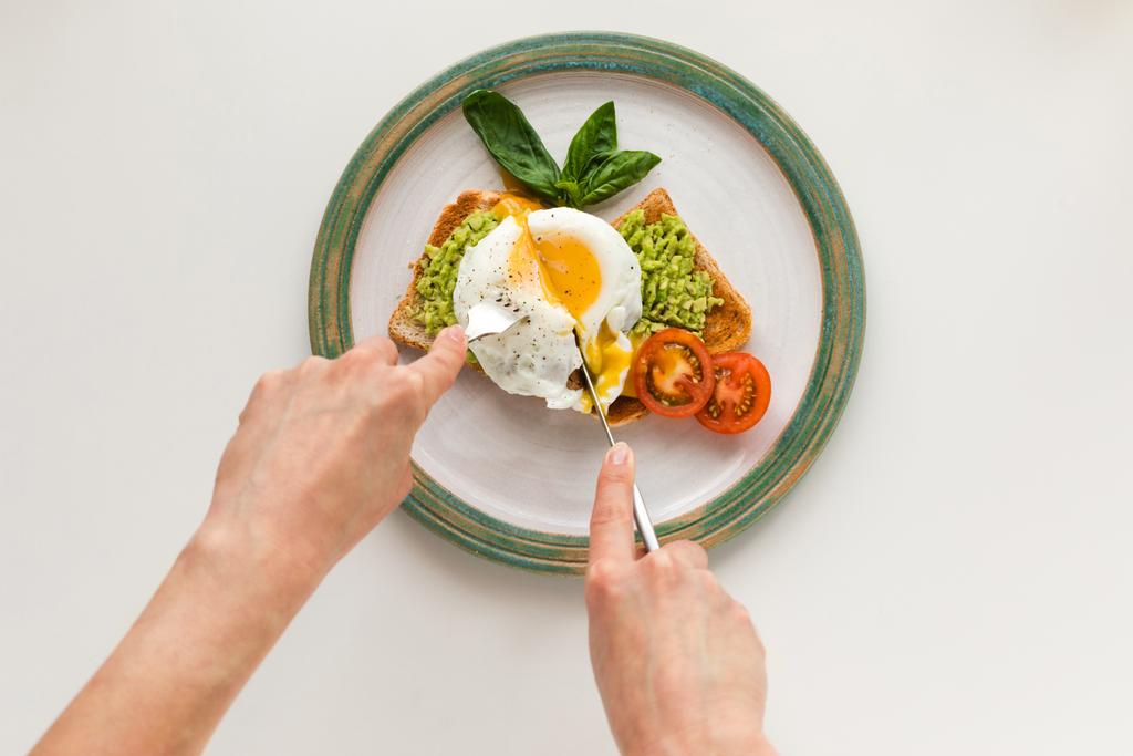 smažené vejce a rozmačkané avokádo na toasty - Fotografie, Obrázek