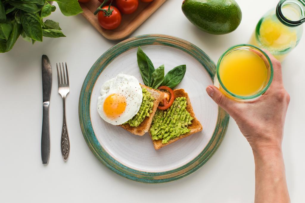 Spiegelei und pürierte Avocado auf Toastbrot - Foto, Bild