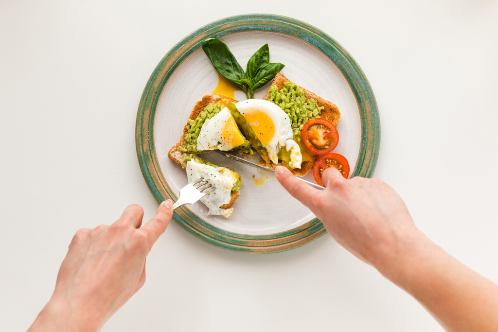 τηγανητό αυγό και πουρέ αβοκάντο για τοστ - Φωτογραφία, εικόνα