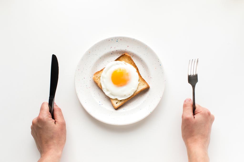ontbijt met gebakken ei op toast - Foto, afbeelding