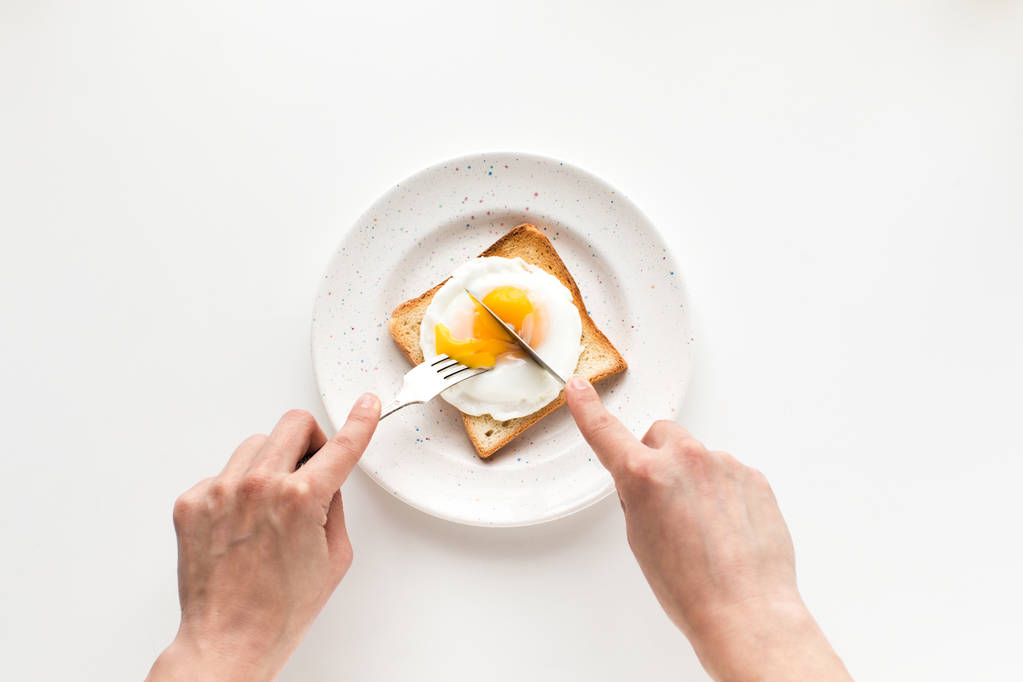 colazione con uovo fritto sul pane tostato
 - Foto, immagini