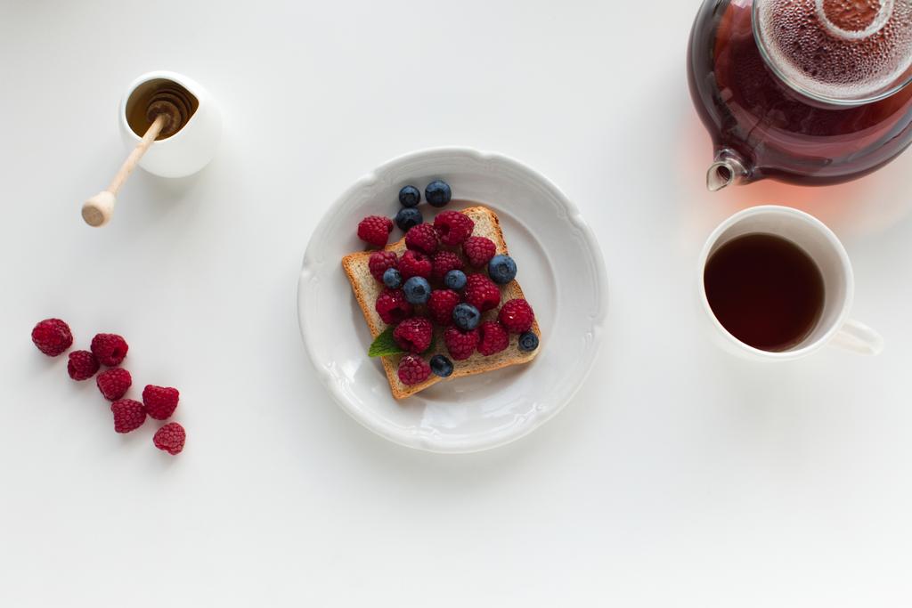 tea- és bogyós gyümölcsök a reggeli pirítós - Fotó, kép