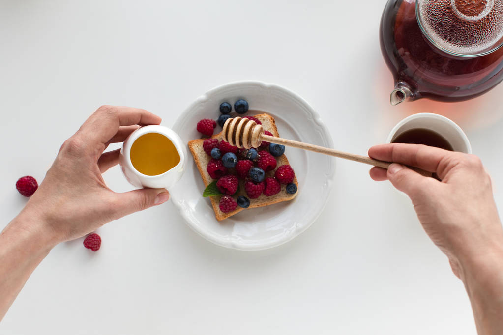 thee en toast met bessen bij het ontbijt - Foto, afbeelding