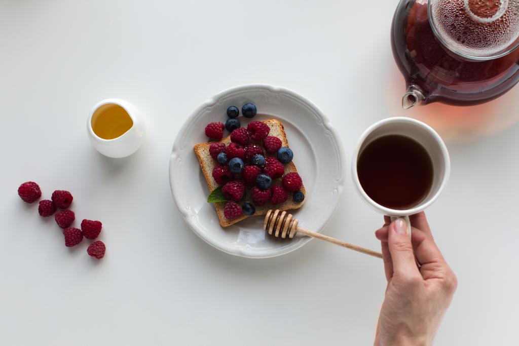 tea and toast with berries for breakfast - Photo, Image