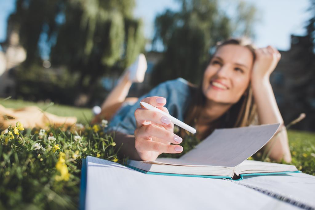 jovem mulher estudando no parque
 - Foto, Imagem