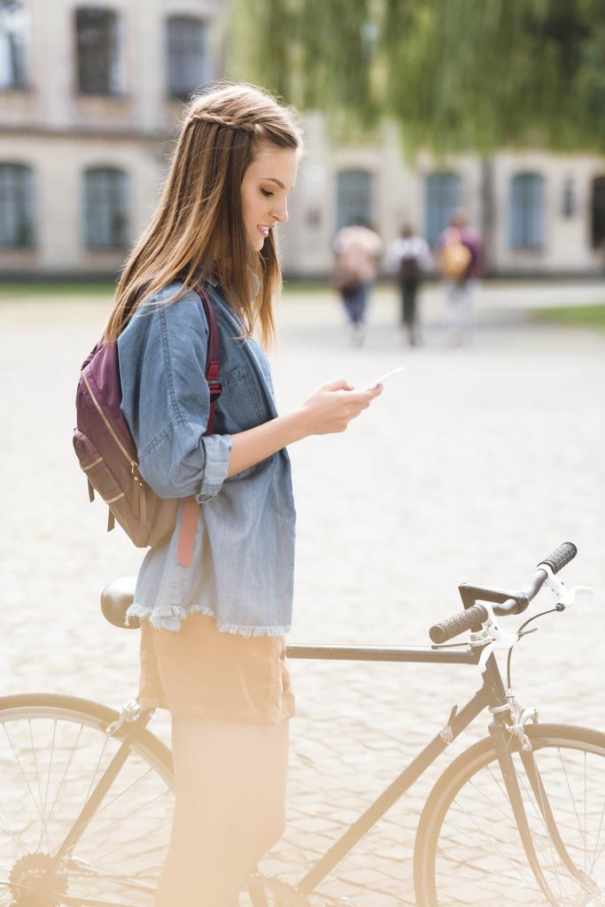 девушка с помощью смартфона в парке
 - Фото, изображение