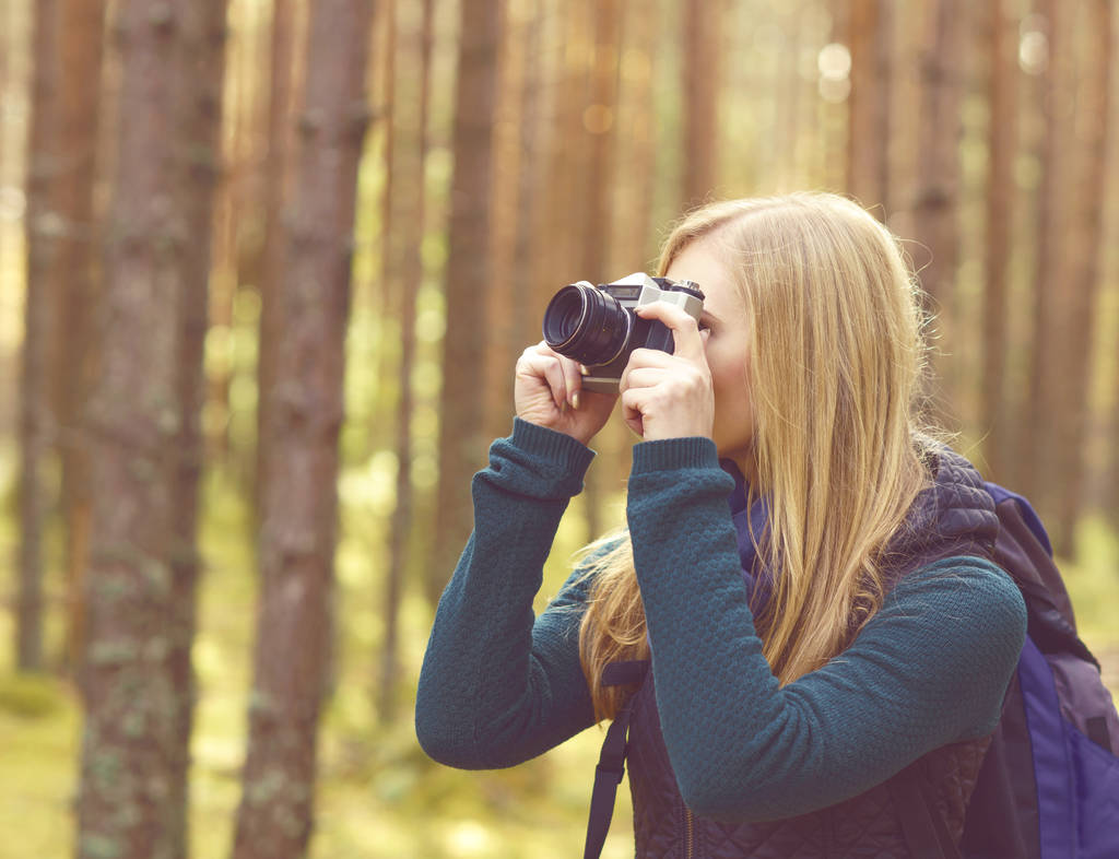 Mulher tirando fotos na floresta
  - Foto, Imagem