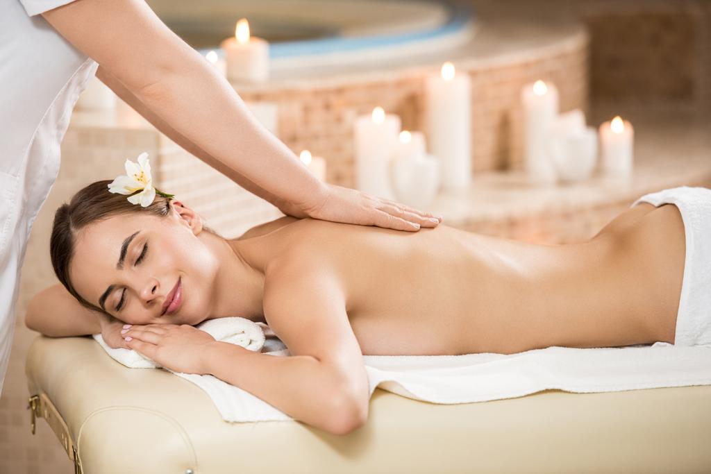 massage therapeut maken massage - Foto, afbeelding