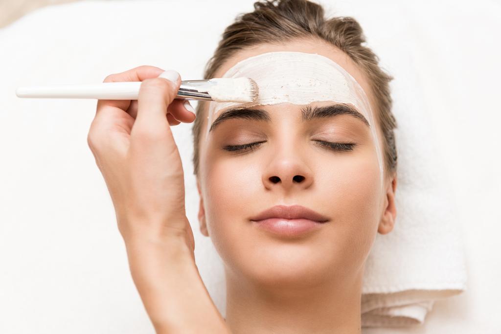 Cosmetologista aplicando máscara facial
 - Foto, Imagem