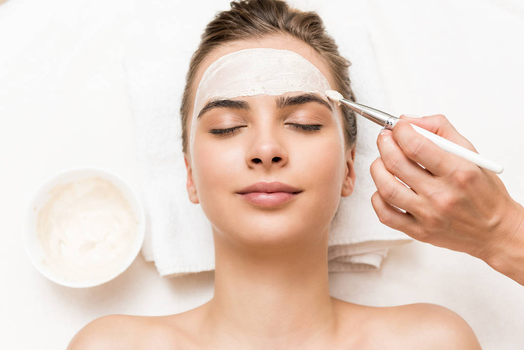 Cosmetologista aplicando máscara facial
 - Foto, Imagem