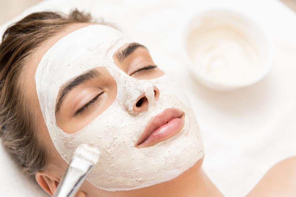 Cosmetologist εφαρμόζοντας μάσκα προσώπου - Φωτογραφία, εικόνα