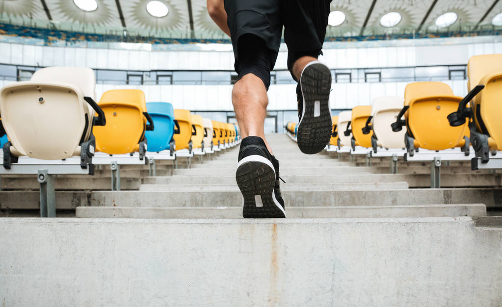 Arkadan Görünüm içinde çalışan spor ayakkabı erkek bacak kadar yakın - Fotoğraf, Görsel