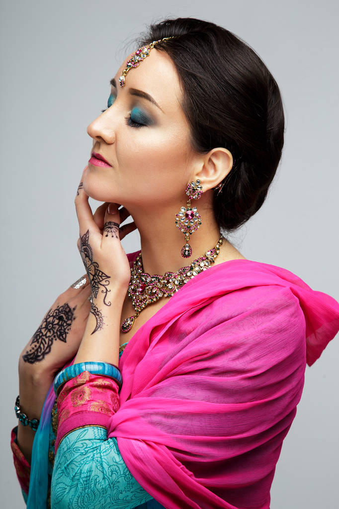 Retrato de bela menina índia sorridente. Modelo de mulher indiana jovem com conjunto de jóias tradicionais. Saree traje indiano
 - Foto, Imagem