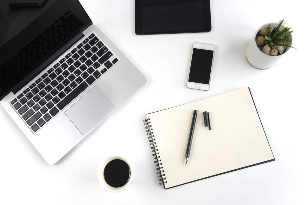 Офисный стол с ноутбуком, ноутбуком, цифровым планшетом и смартфоном на белом фоне
. - Фото, изображение