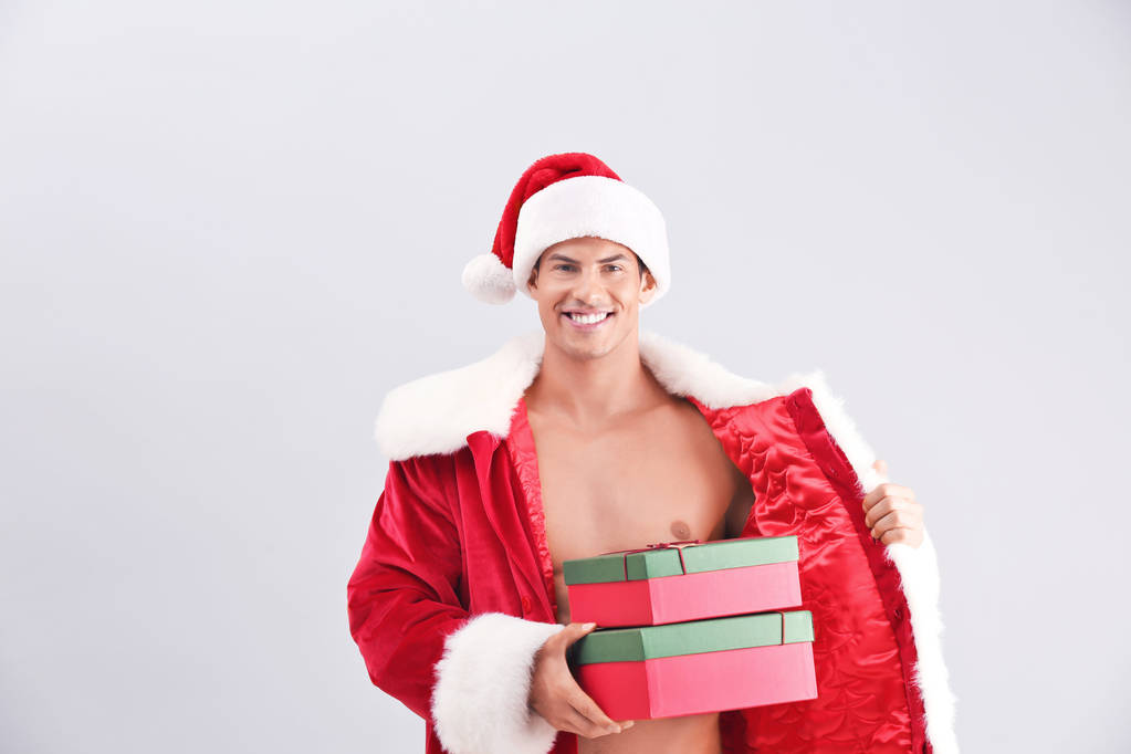 Красивый мужчина в костюме Санта-Клауса
  - Фото, изображение