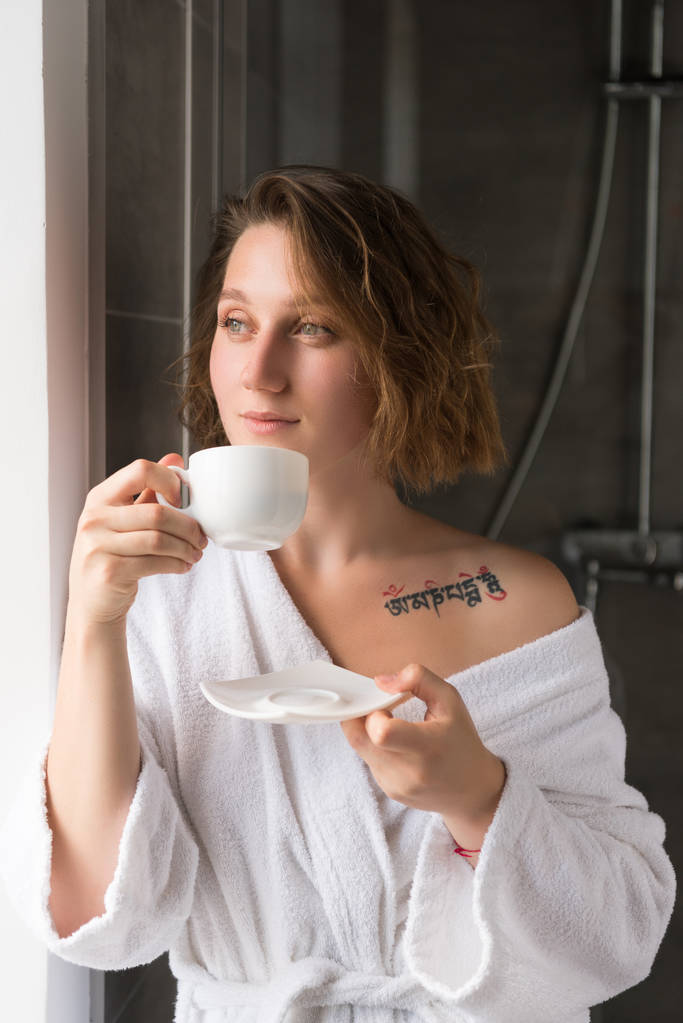 Девушка в халате пьет кофе
 - Фото, изображение
