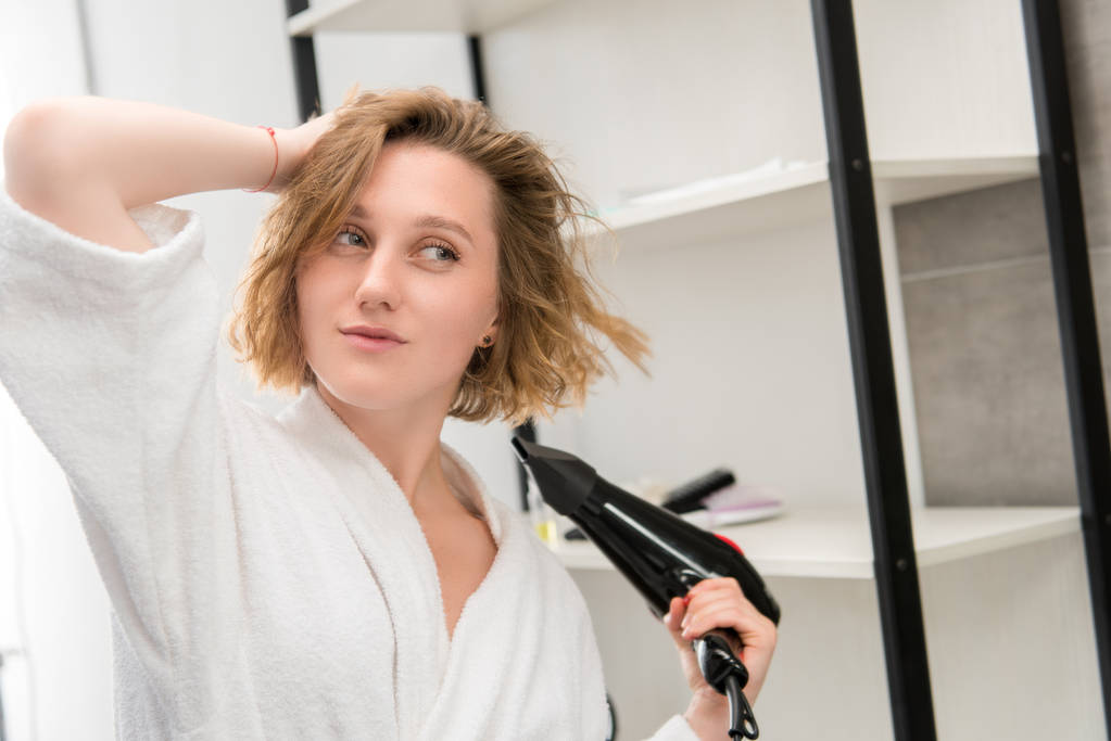 mujer secando el cabello - Foto, imagen