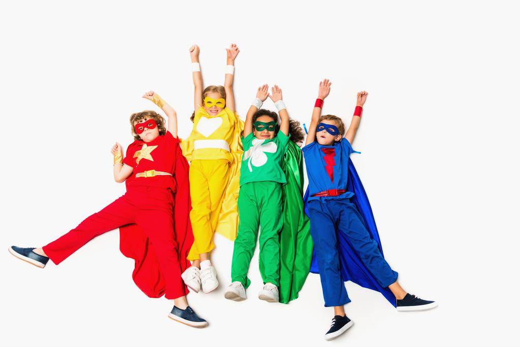 vliegende kinderen in superheld kostuums - Foto, afbeelding