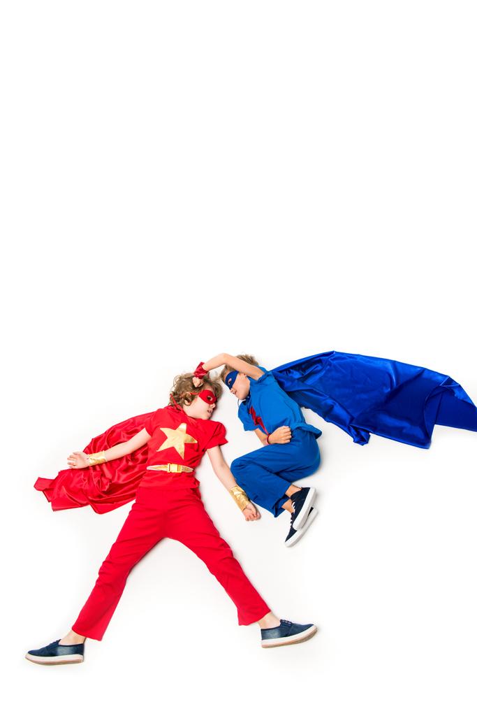 chicos en trajes de superhéroe
 - Foto, Imagen