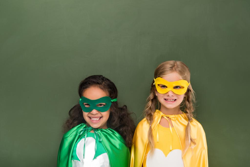 belles filles en costumes de super-héros
 - Photo, image