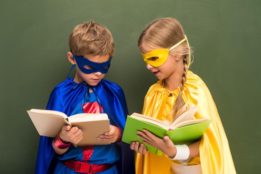 élèves en costumes de super-héros avec des livres
 - Photo, image