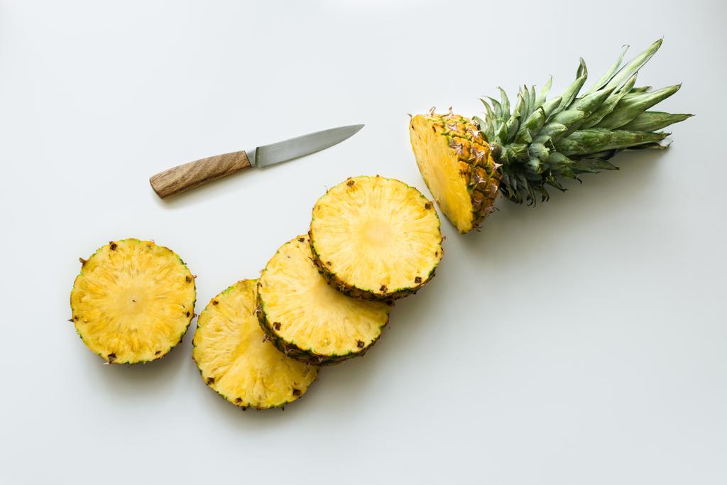 Tranches d'ananas frais
 - Photo, image
