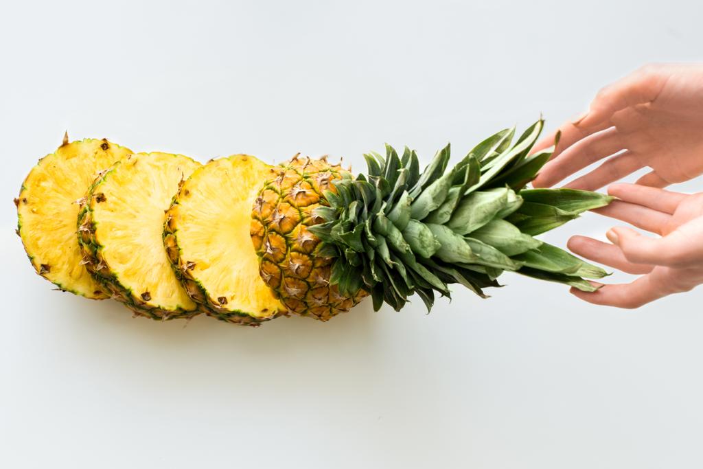 ruce s plátky čerstvého ananasu - Fotografie, Obrázek