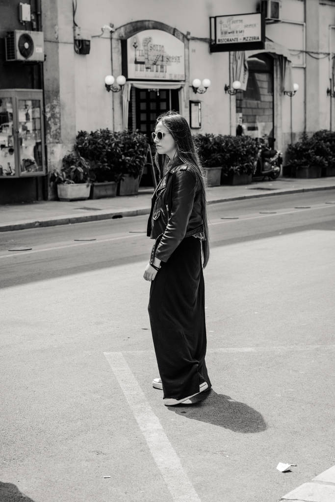 Donna in piedi in strada urbana
 - Foto, immagini