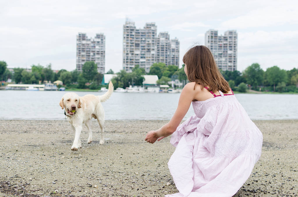 női és szórakozás a nyaralás kutya - Fotó, kép