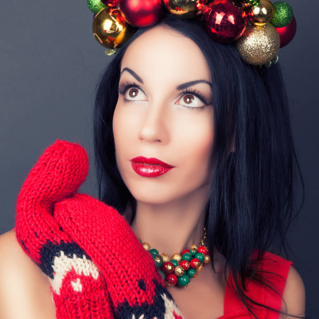 Femme portant une couronne de Noël
 - Photo, image