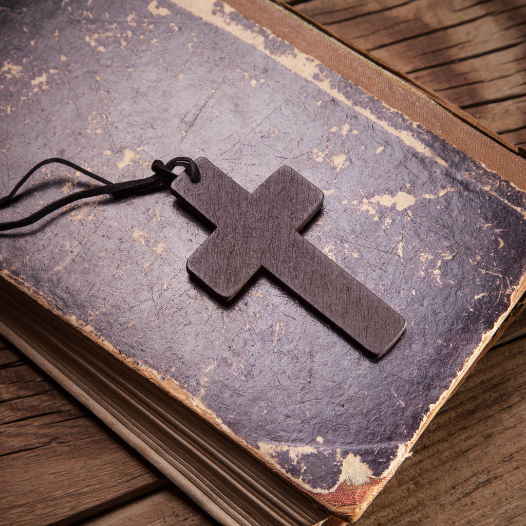 Fechar da cruz cristã de madeira
  - Foto, Imagem