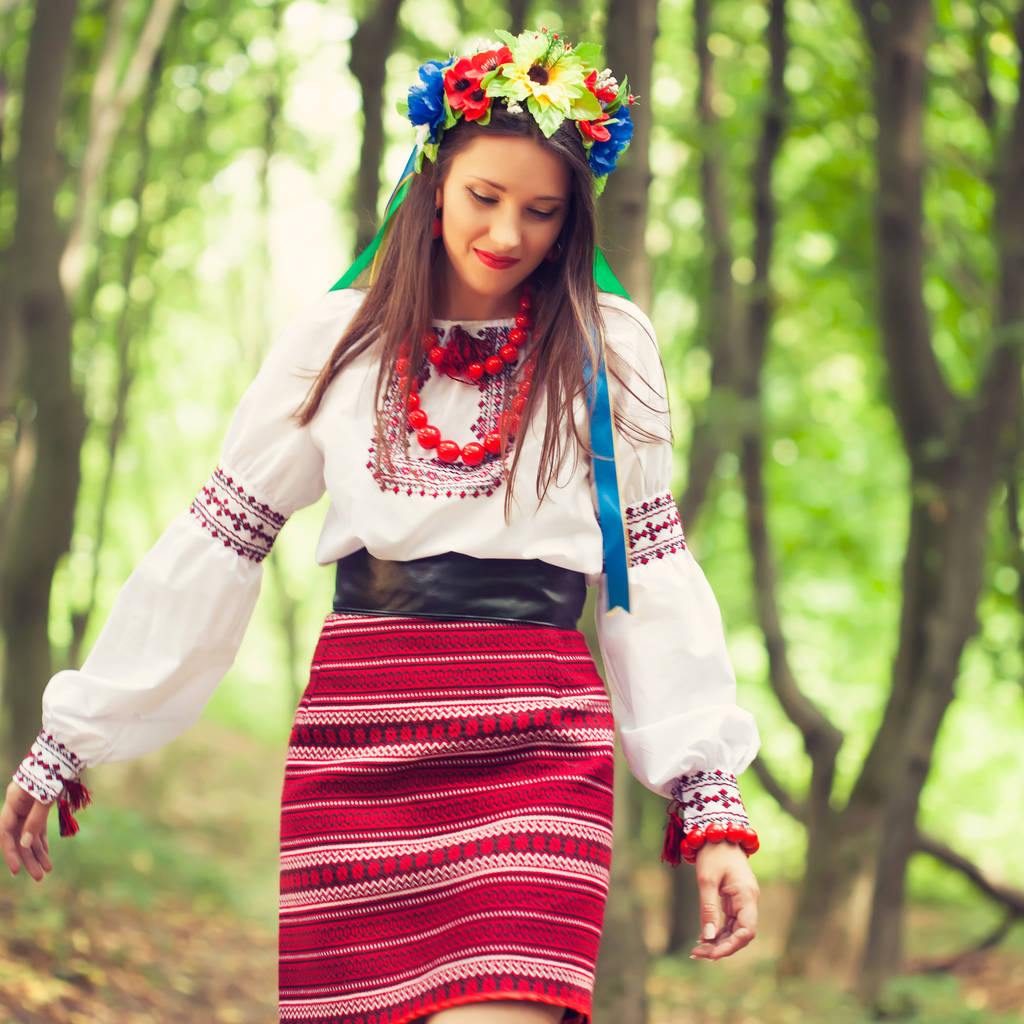 γυναίκα, φορώντας εθνικές ουκρανική ρούχα - Φωτογραφία, εικόνα