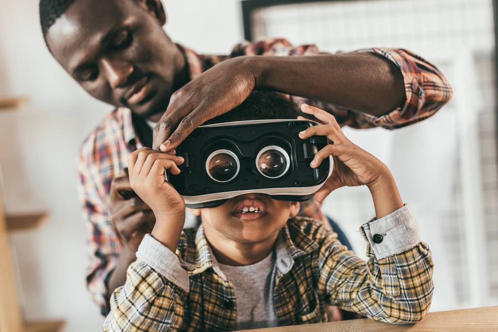 Padre e figlio con auricolare VR
 - Foto, immagini