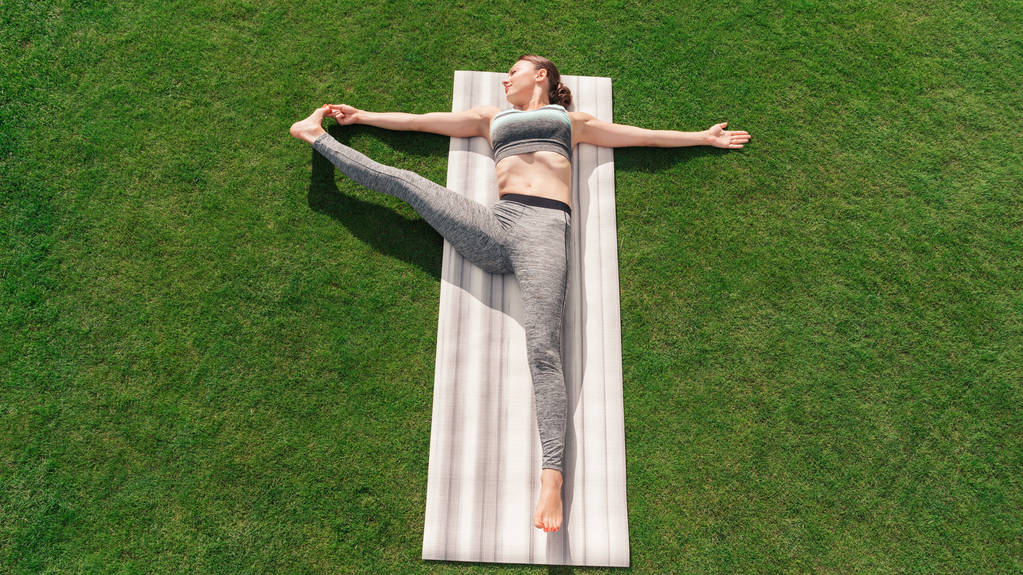 žena cvičí jógu představují - Fotografie, Obrázek