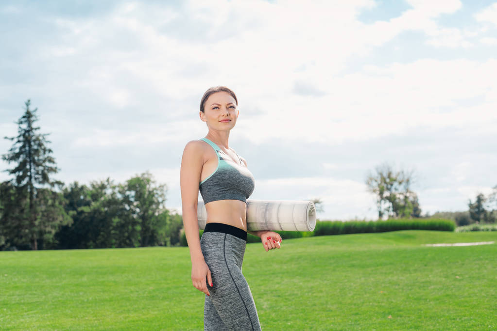 біла жінка з йоги килимок
 - Фото, зображення