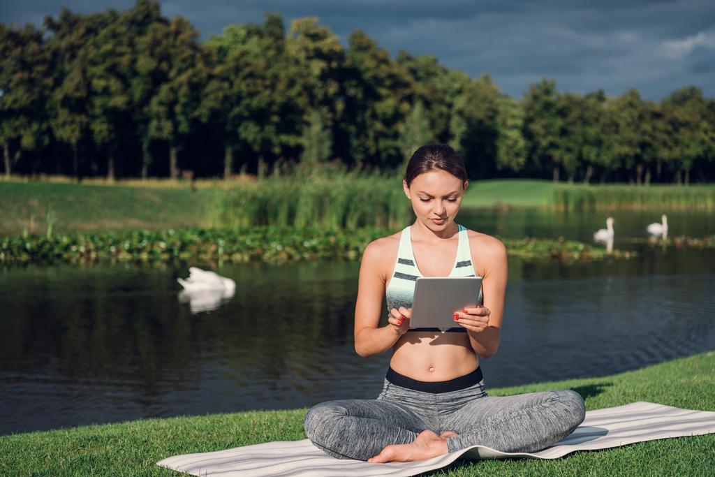 mulher praticando ioga com tablet
 - Foto, Imagem