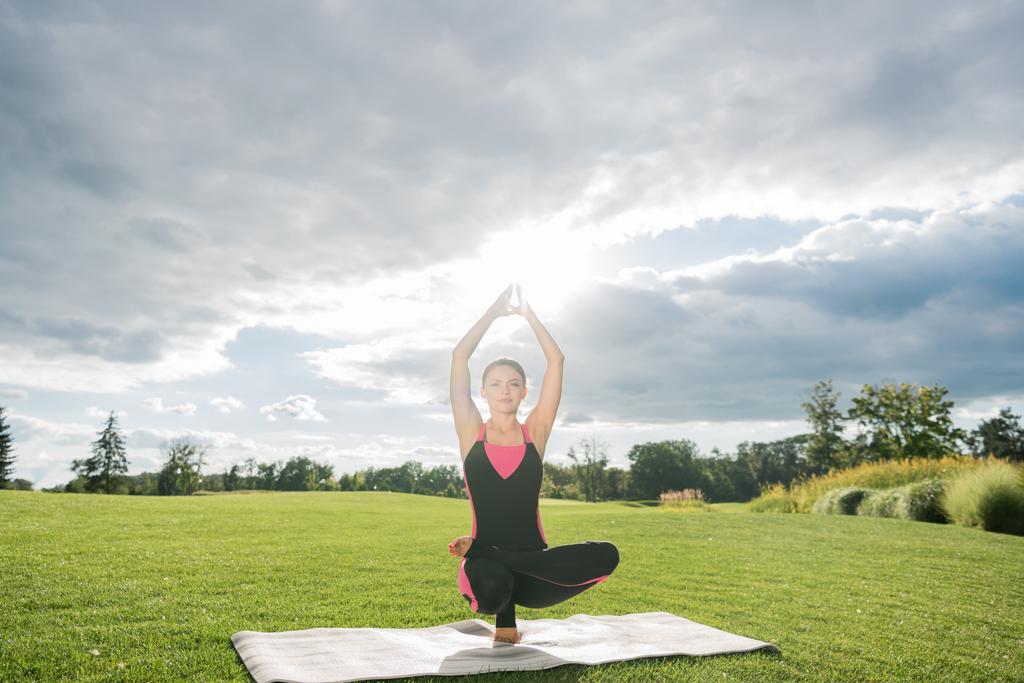 Frau in Toast- und Yoga-Pose - Foto, Bild