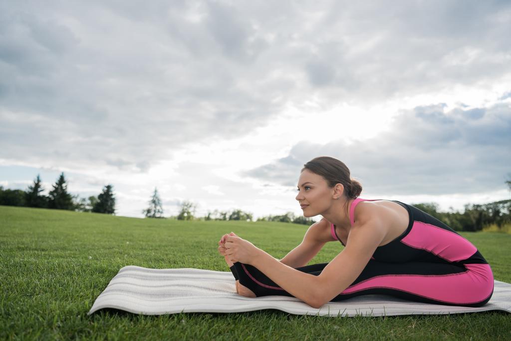 vrouw zitten in yoga pose - Foto, afbeelding