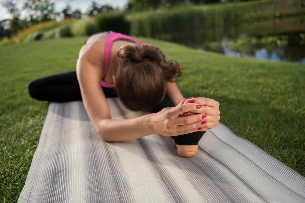 kadın pratik yoga mat - Fotoğraf, Görsel