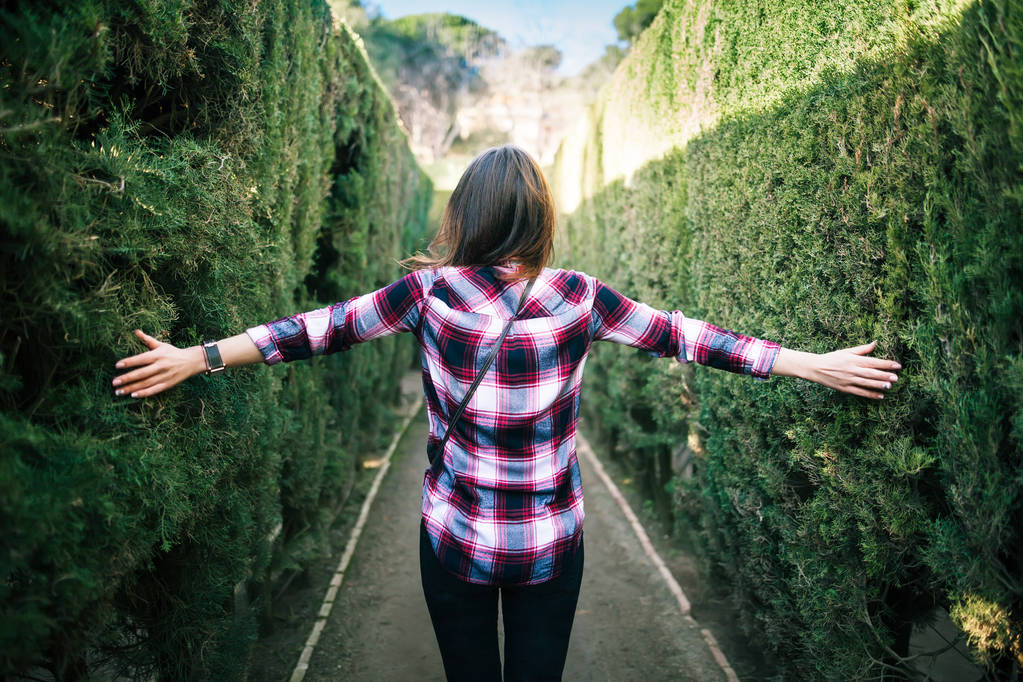 Fiatal nő séta a park labirintus - Fotó, kép