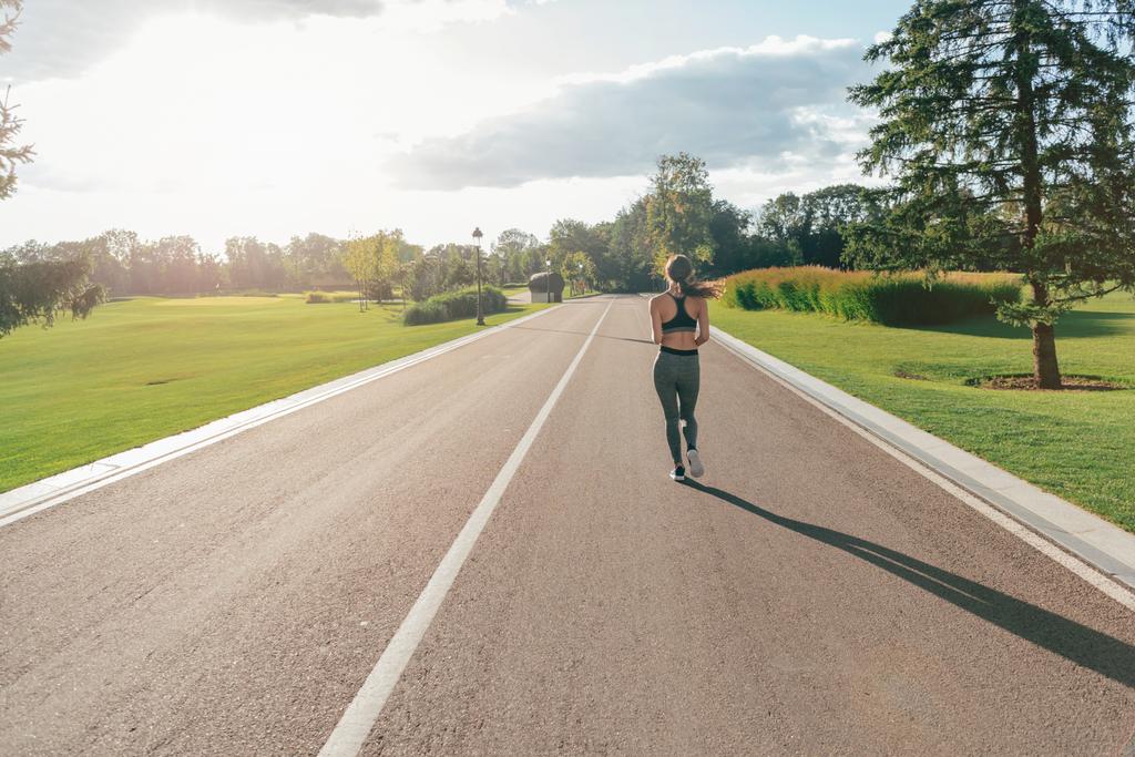 kobieta biegająca w parku - Zdjęcie, obraz