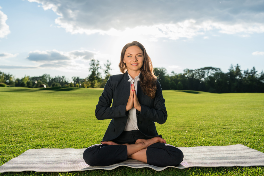 Geschäftsfrau meditiert im Park - Foto, Bild