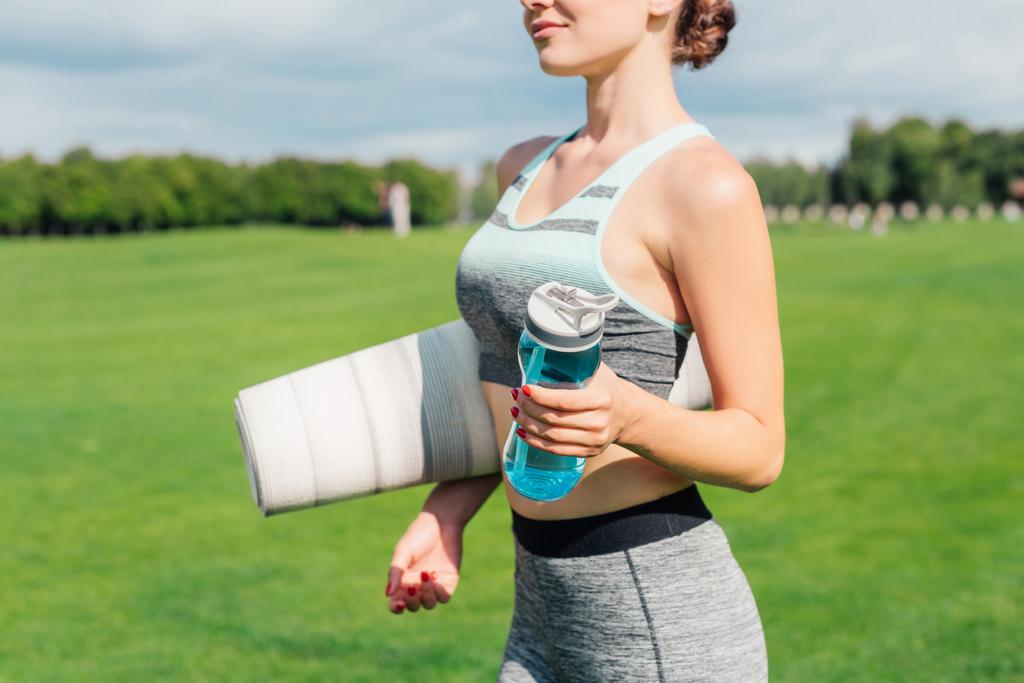 Frau mit Yogamatte und Wasserflasche - Foto, Bild